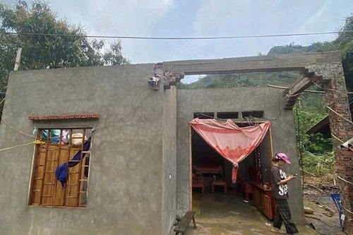Lốc xoáy cuốn văng hàng chục mái nhà ở Tuyên Quang