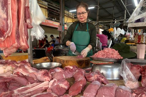 Giá thịt heo tăng chóng mặt, tiểu thương bỏ sạp, doanh nghiệp kêu khó
