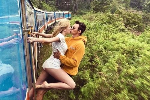 Khách Trung Quốc nguy kịch vì đu người sống ảo trên tàu hỏa Sri Lanka