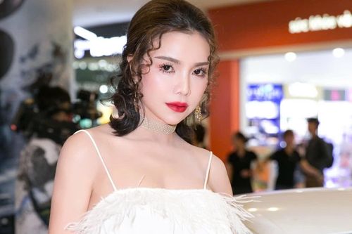 Trà Ngọc Hằng bị tạm hoãn xuất cảnh