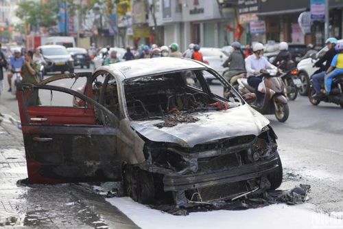 Ô-tô phát nổ và cháy trụi giữa trung tâm Đà Nẵng
