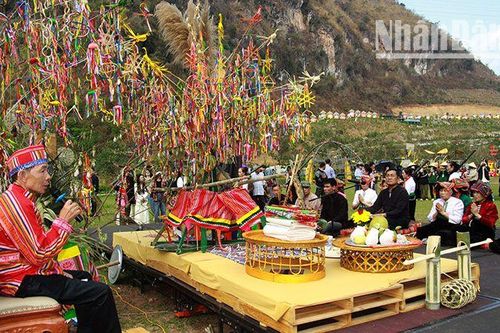 Đông đảo du khách và người dân tham gia Lễ hội cầu mưa tại Sơn La