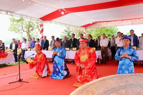 Dâng hương tưởng niệm Hoàng đế Hồ Quý Ly tại Đàn tế Nam Giao