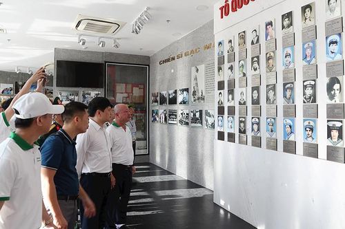 Tượng đài bất tử giữa sóng nước Trường Sa