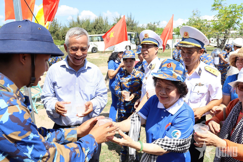 Nguyên Phó chủ tịch nước Trương Mỹ Hoa thăm, động viên chiến sĩ mới Lữ đoàn 101 (Vùng 4 Hải quân)
