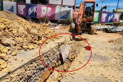 Phong tỏa một đoạn đường để xử lý vật thể nghi là bom