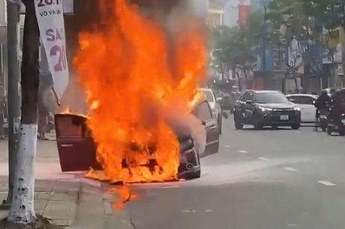 Xe hơi 4 chỗ bốc cháy dữ dội sau tiếng nổ ở Đà Nẵng