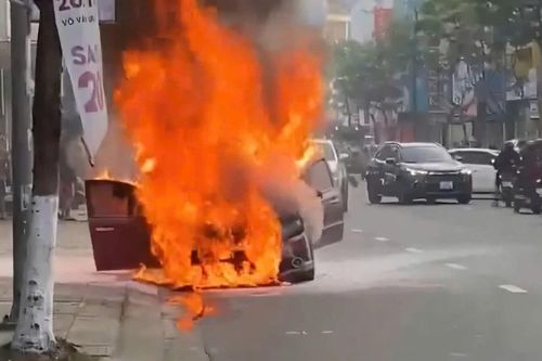 Ô tô đỗ bên đường ở Đà Nẵng bỗng dưng bốc cháy dữ dội