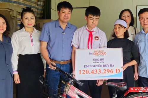 Trao hơn 120 triệu đồng tới nam sinh có mẹ bị trọng bệnh, bố vừa gặp nạn qua đời