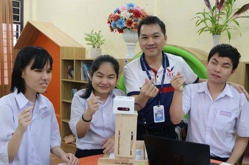 Thiết bị tích hợp AI giúp học sinh khiếm thị đọc sách