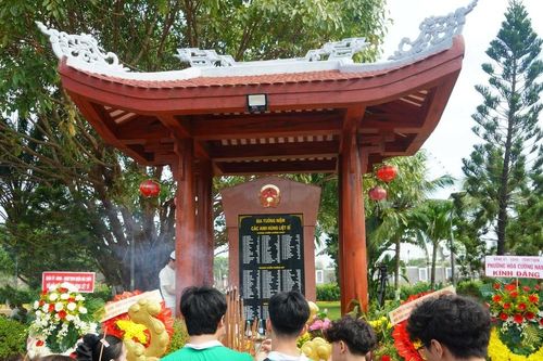 Sinh viên Trường Đại học Đông Á tri ân thân nhân liệt sĩ tại đảo Gạc Ma