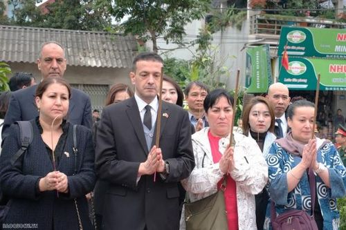 Hành trình của hai người con Algeria tìm về nơi cha hóa thân cùng đất Việt