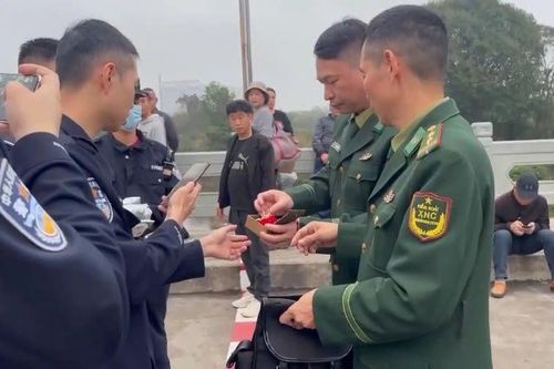 Đồn Biên phòng cửa khẩu quốc tế Móng Cái bàn giao hành lý cho du khách nước ngoài
