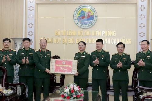Tổng cục Công nghiệp Quốc phòng thăm, tặng quà BĐBP Cao Bằng