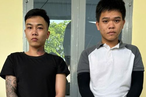 Tạm giữ 2 đối tượng mang 'bom xăng' đến phòng trọ phóng hỏa