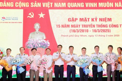 Tân cảng miền Trung đón nhận bằng khen của Bộ Quốc phòng và UBND tỉnh Bình Định trong kỷ niệm 15 năm ngày thành lập