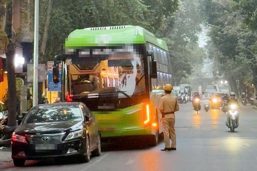 CSGT Hà Nội xử lý hàng loạt xe khách vi phạm trong khu vực phố cổ