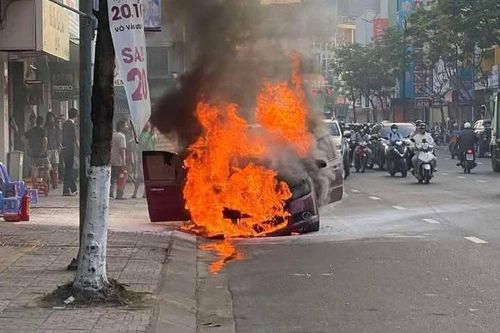 Sau tiếng nổ, ô tô cháy dữ dội giữa phố ở Đà Nẵng
