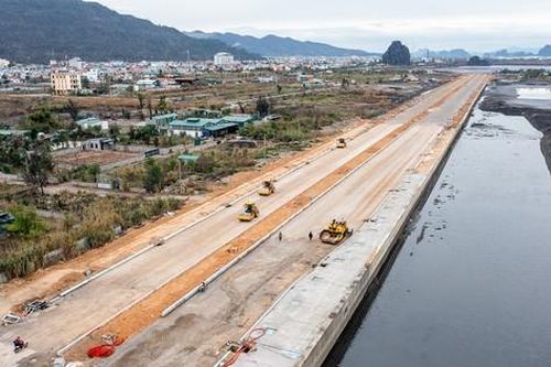 Toàn cảnh công trường dự án đường bao biển Cẩm Phả nhìn từ trên cao