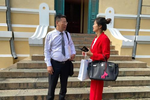 Người mẫu Trà Ngọc Hằng bị tạm hoãn xuất cảnh để đảm bảo thi hành án