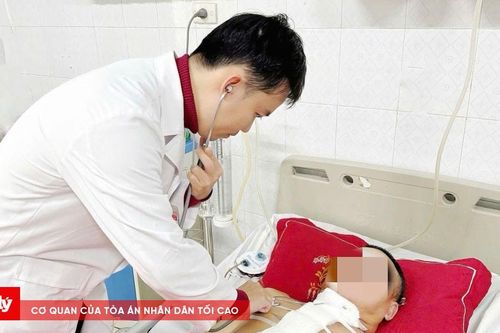 Rợn người khi người đàn ông đâm thủng cổ, đứt động mạch