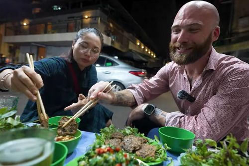 Khách Tây nếm đặc sản lạ miệng ở Hà Nội, 'đứng hình' khi biết tên nguyên liệu