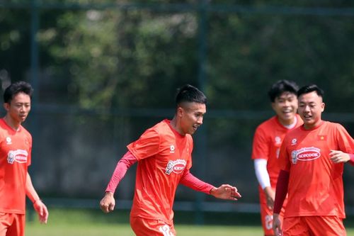 Tuyển Việt Nam: Đình Triệu báo tin vui, Quang Hải ra sân tập