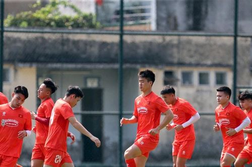 Tuyển Việt Nam 'luyện công' giữa trời nắng gắt tại Bình Dương
