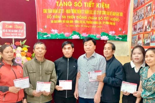 Trao tặng 5 sổ tiết kiệm tri ân gia đình thân nhân liệt sĩ hy sinh tại đảo Gạc Ma