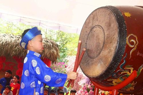 Hấp dẫn những màn thi trống tế của thiếu nhi tại Lễ hội Đền - chùa Gám
