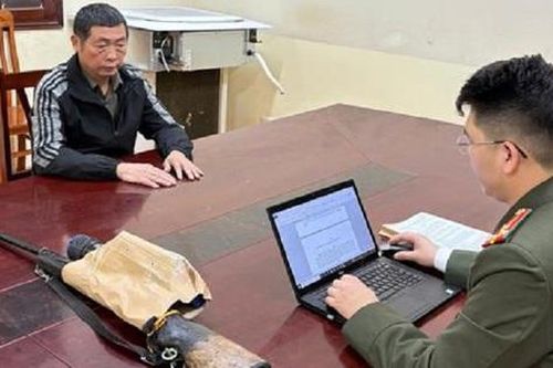 Khởi tố 2 người đàn ông mang súng quân dụng... đi săn
