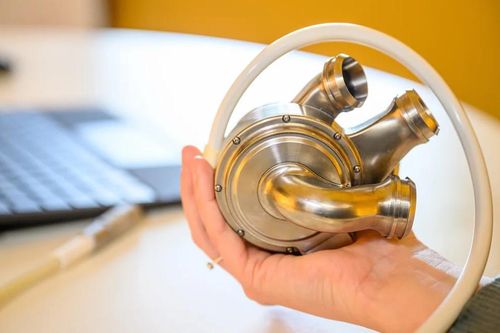 Đột phá: Người đàn ông sống 100 ngày với trái tim nhân tạo bằng titanium