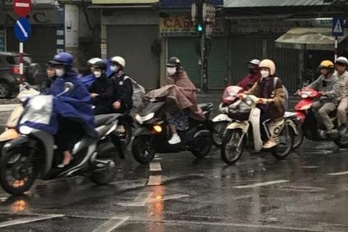 Người dân Hà Nội 'than trời' vì thời tiết nồm ẩm