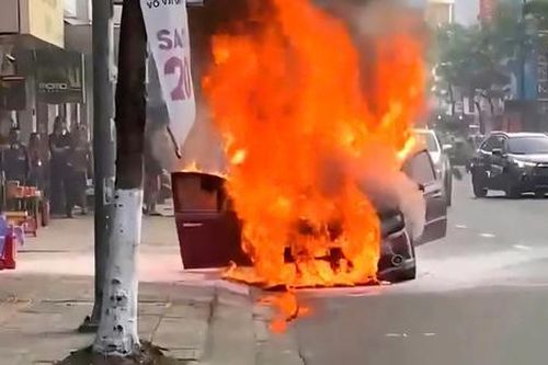 Đà Nẵng: Xe ô tô bốc cháy dữ dội trên đường