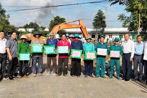 Phó Bí thư Thường trực Tỉnh ủy Lê Văn Nưng thăm, khảo sát tiến độ thi công cầu Phước Thiện
