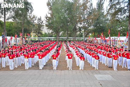 500 học sinh đồng diễn flashmob chào mừng 50 năm ngày Giải phóng thành phố