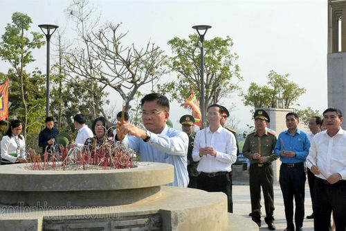 Phó Thủ tướng Chính phủ Lê Thành Long dâng hương Đền thờ Liệt sĩ tại chiến trường Điện Biên Phủ