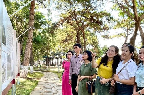 Gia Lai: Khai mạc triển lãm ảnh 'Năm tháng chưa xa' và 'Gia Lai 50 năm xây dựng và phát triển'