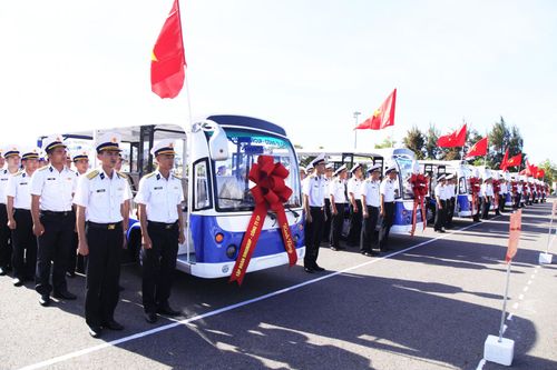 Tập đoàn Vingroup tặng quân và dân huyện đảo Trường Sa 10 xe buýt điện