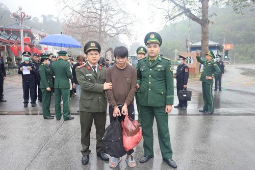 Lạng Sơn: Phát hiện 1 đối tượng truy nã khi tiếp nhận công dân Việt Nam do lực lượng chức năng Trung Quốc trao trả