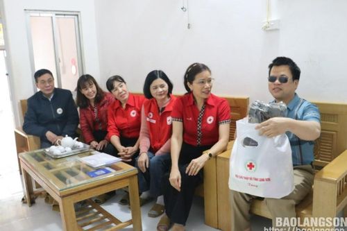 Hội Chữ thập đỏ tỉnh thăm, tặng quà động viên người mù, người khuyết tật tại thành phố Lạng Sơn