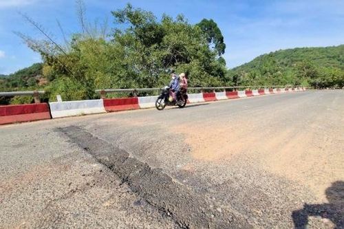 Đạ Huoai: Khắc phục tạm thời 4 rãnh sâu trên mặt cầu Phước Sơn