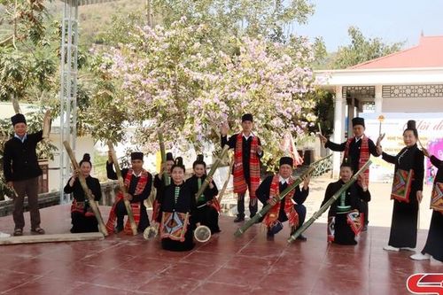 Giữ gìn, phát huy bản sắc văn hóa dân tộc