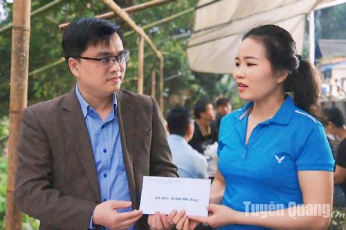 Lãnh đạo UBND huyện Chiêm Hóa thăm hỏi, động viên gia đình có người bị tai nạn lao động tại xã Trung Hòa
