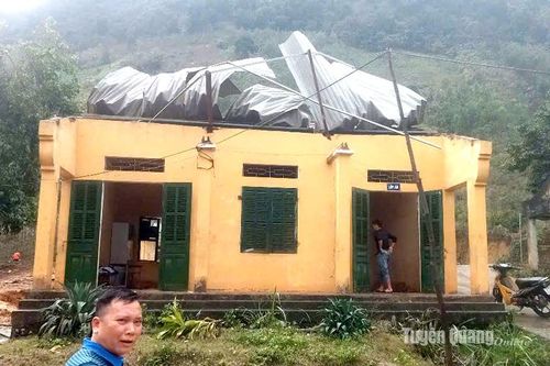 Yên Sơn có 17 hộ dân bị tốc mái nhà do mưa dông