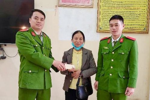 Hai học viên cảnh sát trả lại túi xách cho người đánh rơi