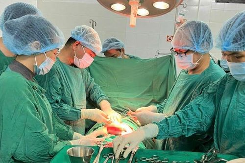 Bóc khối u xơ tử cung nặng hơn 0,5kg cho một bệnh nhân