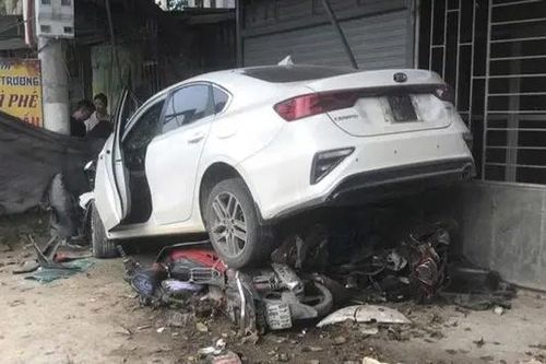 Ô tô mất lái đâm nát 7 xe máy