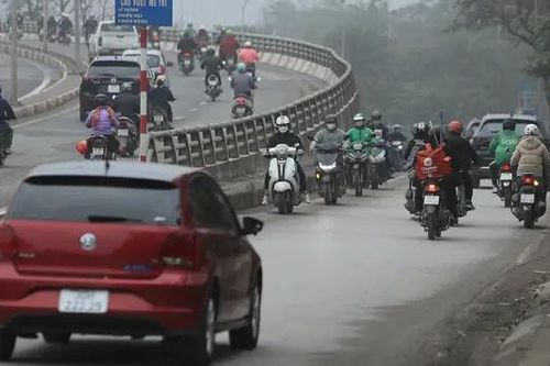 CSGT xử lý hàng chục xe máy đi ngược chiều