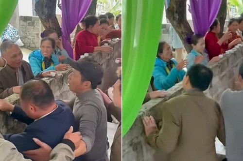 Thích thú xem quan viên hai họ nâng chén giao lưu qua tường rào vì nhà trai và nhà gái sát vách, chú rể bế cô dâu từ bé